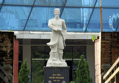 Tượng đài ngài Nguyễn Tri Phương